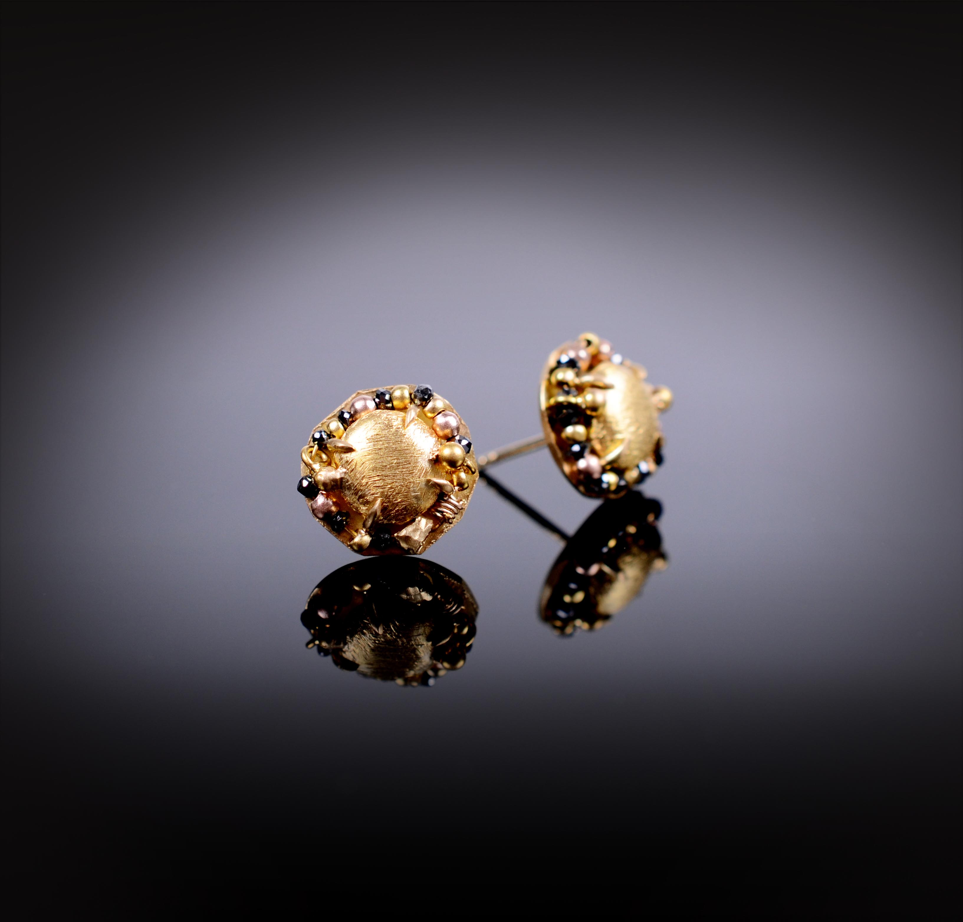 18K brushed and textured yellow gold stud earrings with black Diamonds