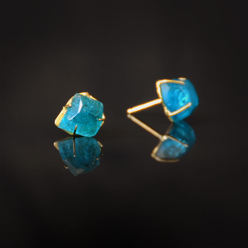 18K brushed yellow gold stud earrings with Apatite