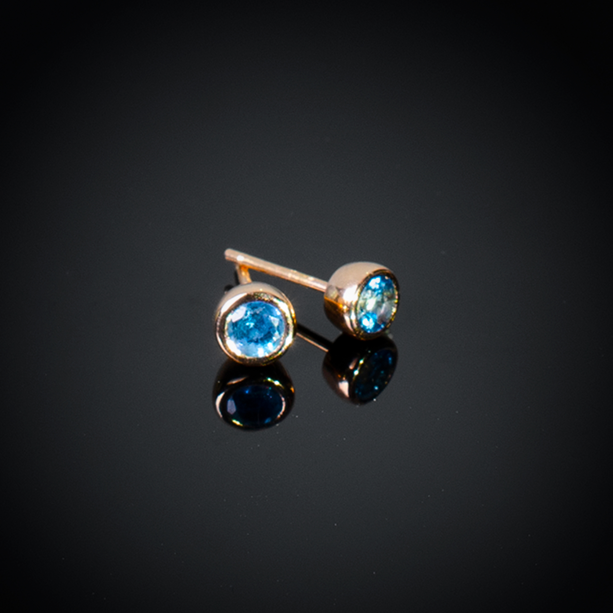18K rose gold stud earrings with multicolor blue Sapphires